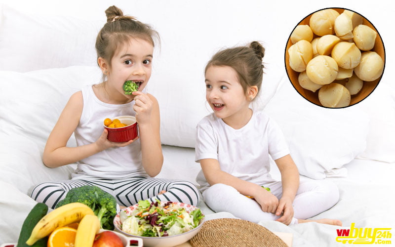 Trẻ nhỏ nên ăn khoảng 5-10 hạt macca đổ lại mỗi ngày.
