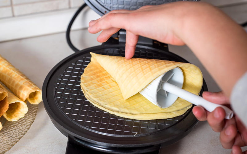 Cách làm bánh ốc quế bằng máy nướng chuyên dụng